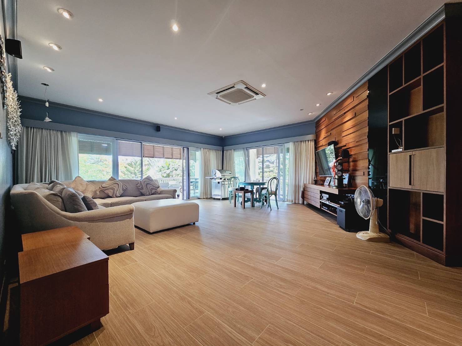 Beachfront Breeze in Style - Baan Somprasong