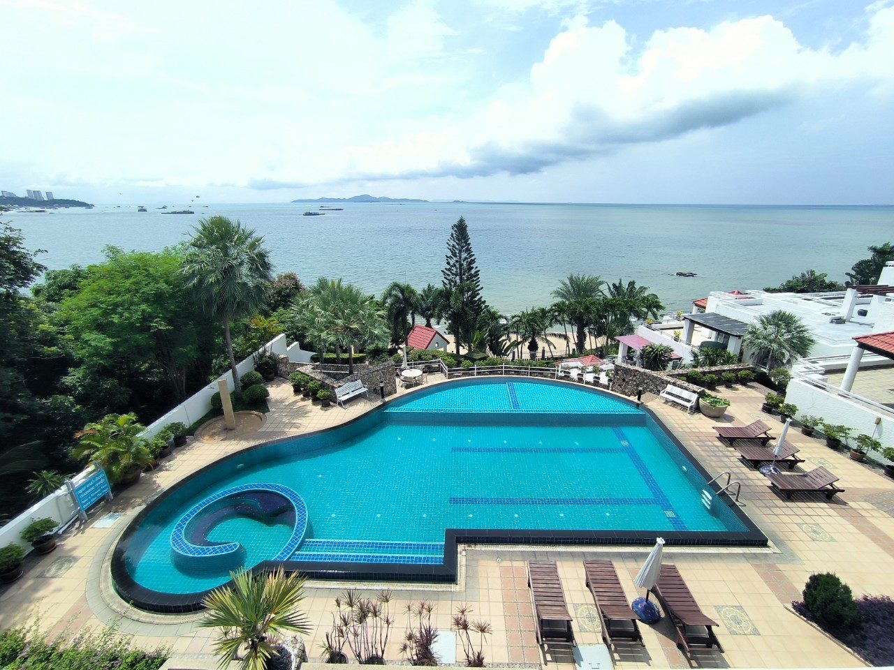 BEACHFRONT CONDO FOR SALE IN NORTH PATTAYA