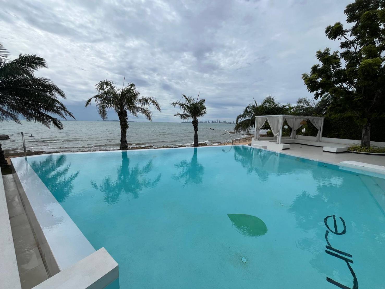 Overview of Pure Sunset Beach in Na Chom Tien, Pattaya