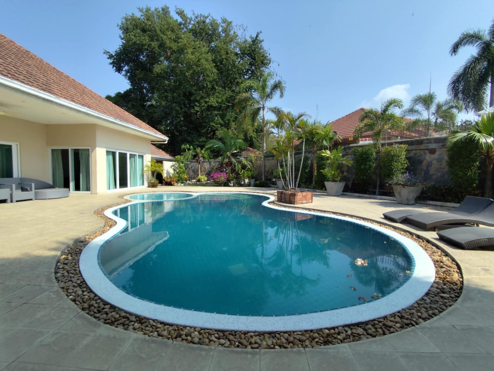 A Specious Pool Villas for Rent on Mabprachan area