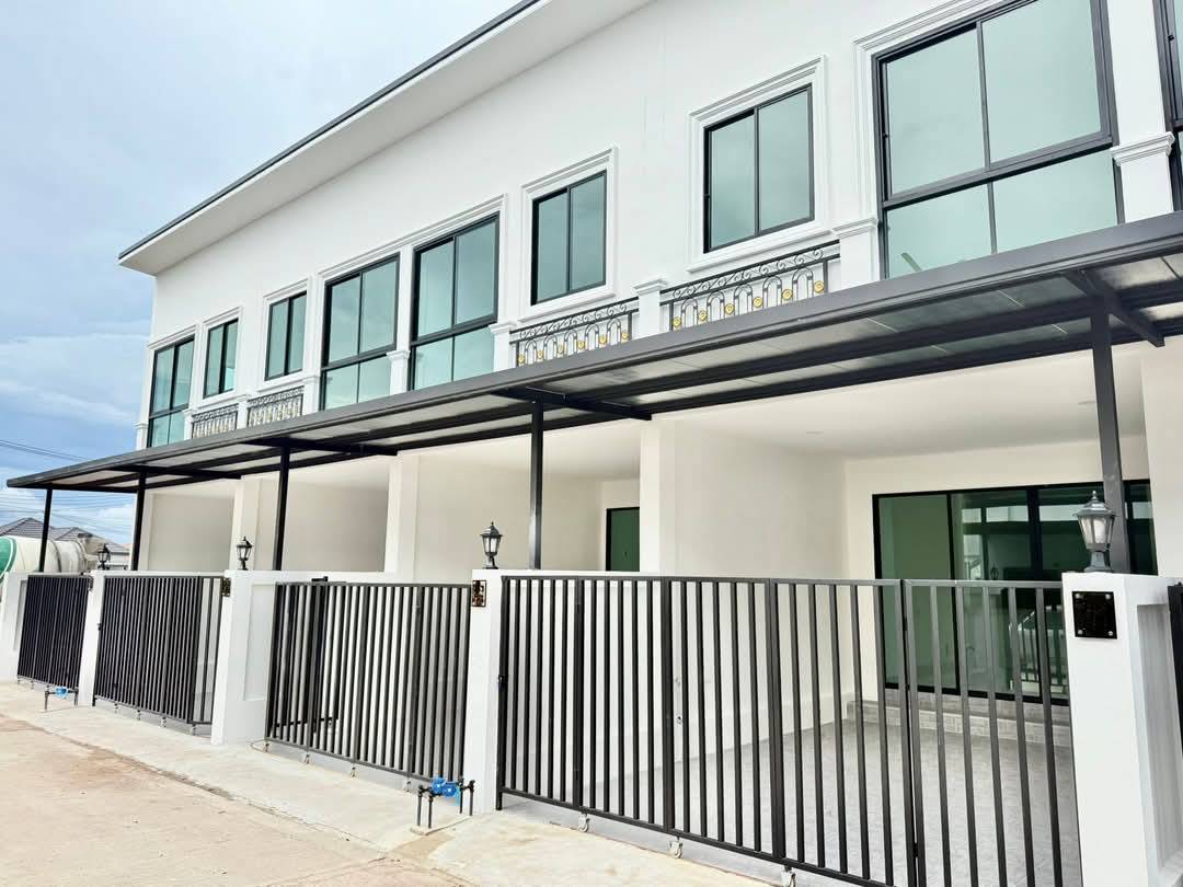 Effortless Living in a 2-Storey Townhome