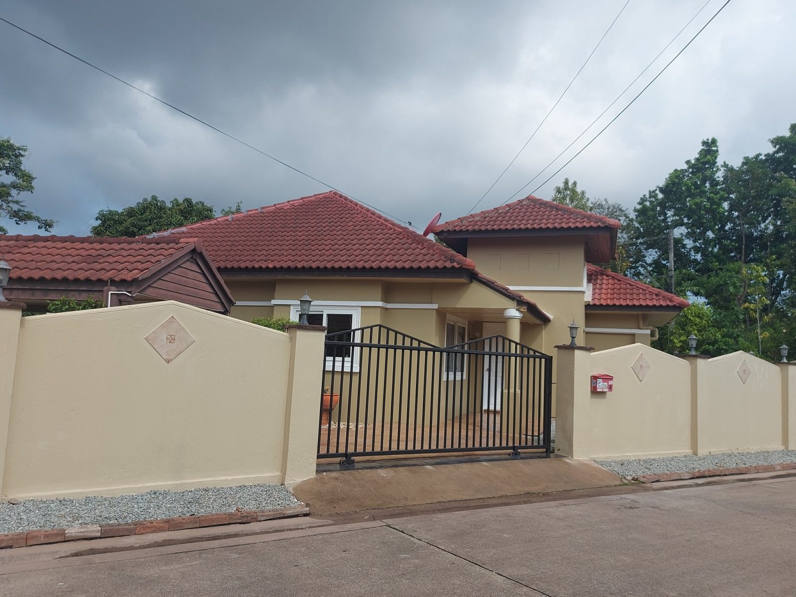 Affordable Living Near Local Commu- Detached House For Rent on Soi Siam Country Club