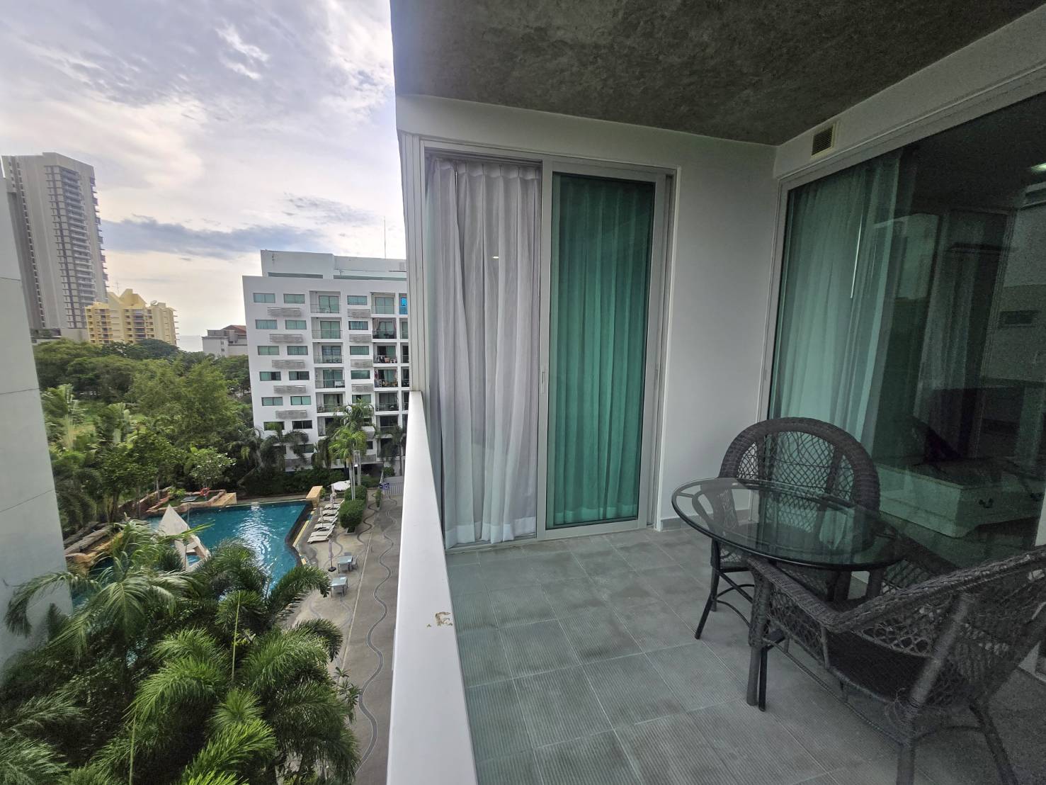 Sea Breeze &amp; City Access - Spacious Living @Club Royal, Naklua