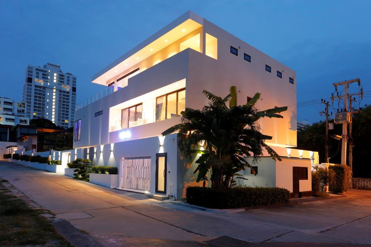 Modern Luxury Style Mansion For Sale in Pratumnak , Pattaya
