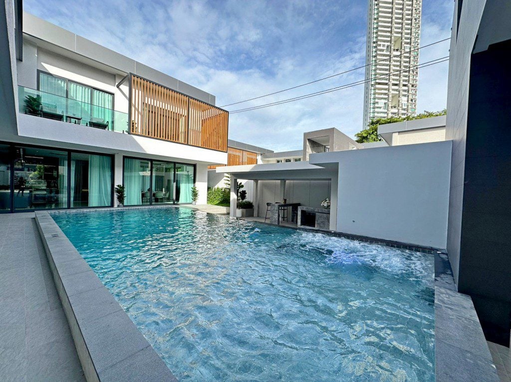 Luxury Modern Pool Villa For sale Near Jomtien Beach thumbnail