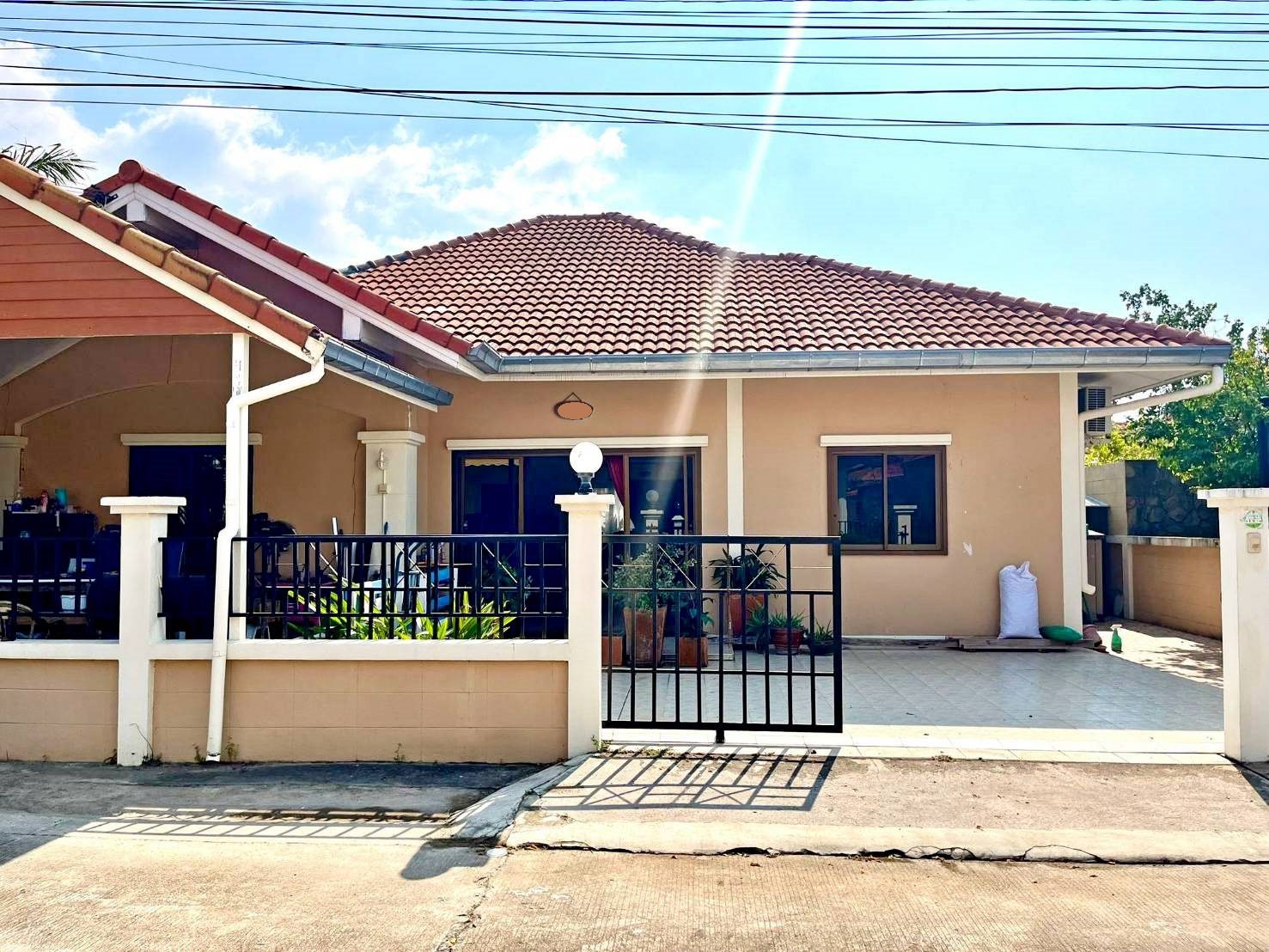 Hot Deal! 3 Bedroom House for Sale at Bangsaray thumbnail