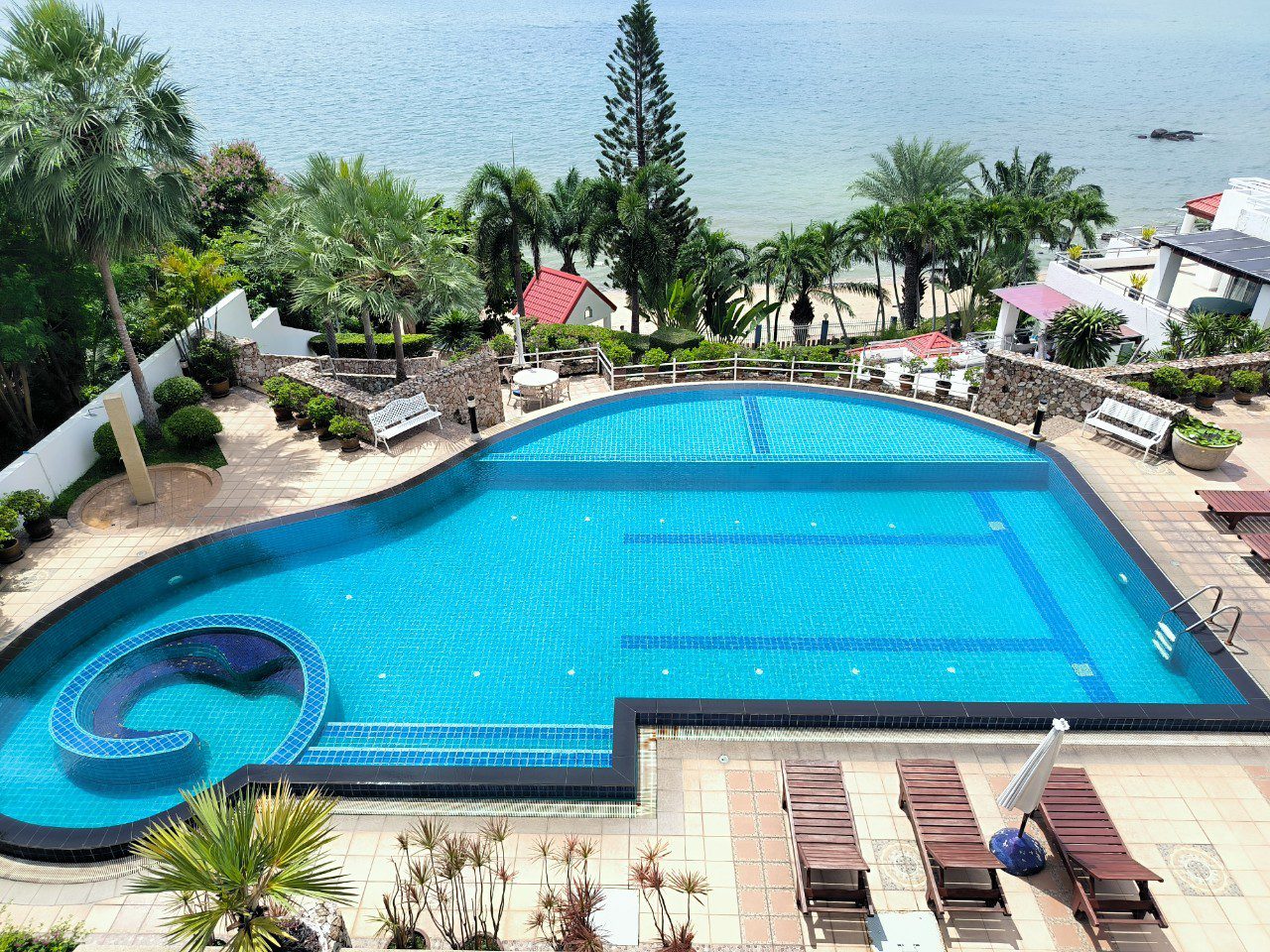 BEACHFRONT CONDO FOR SALE IN NORTH PATTAYA thumbnail