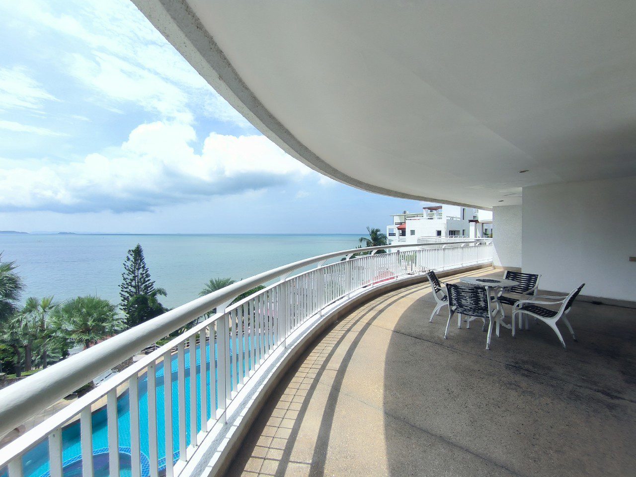 BEACHFRONT CONDO FOR SALE IN NORTH PATTAYA thumbnail