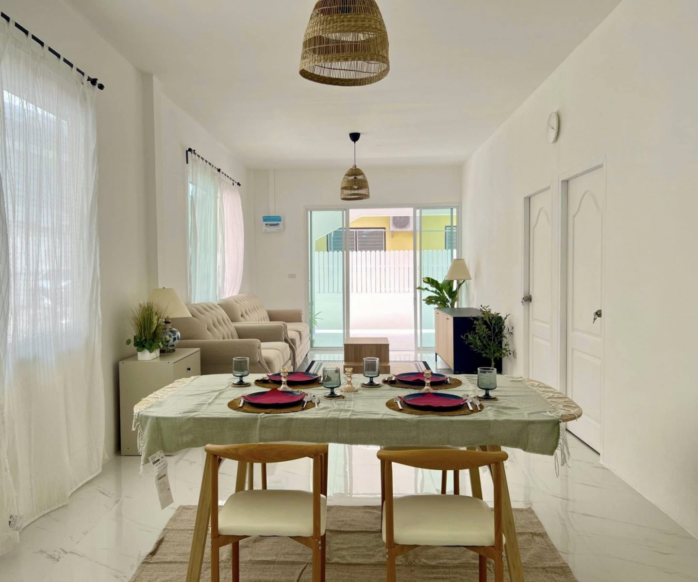 3 Bedrooms house for sale close to town thumbnail