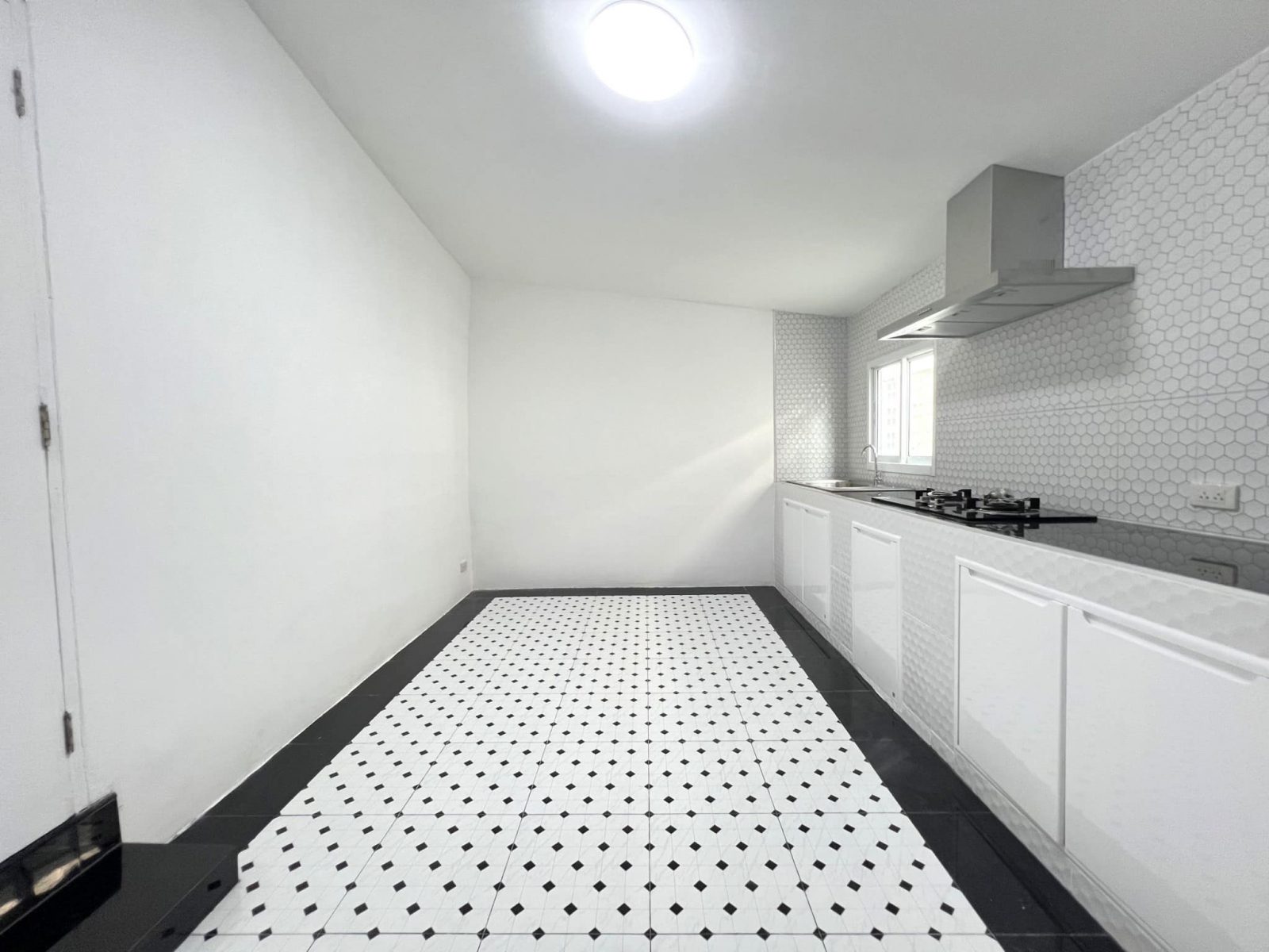 3 Bedrooms house for sale close to town thumbnail