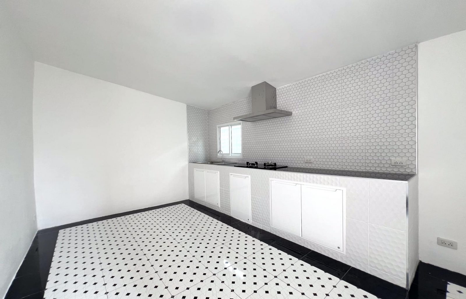 3 Bedrooms house for sale close to town thumbnail