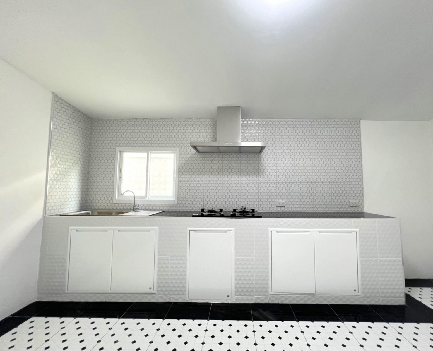 3 Bedrooms house for sale close to town thumbnail