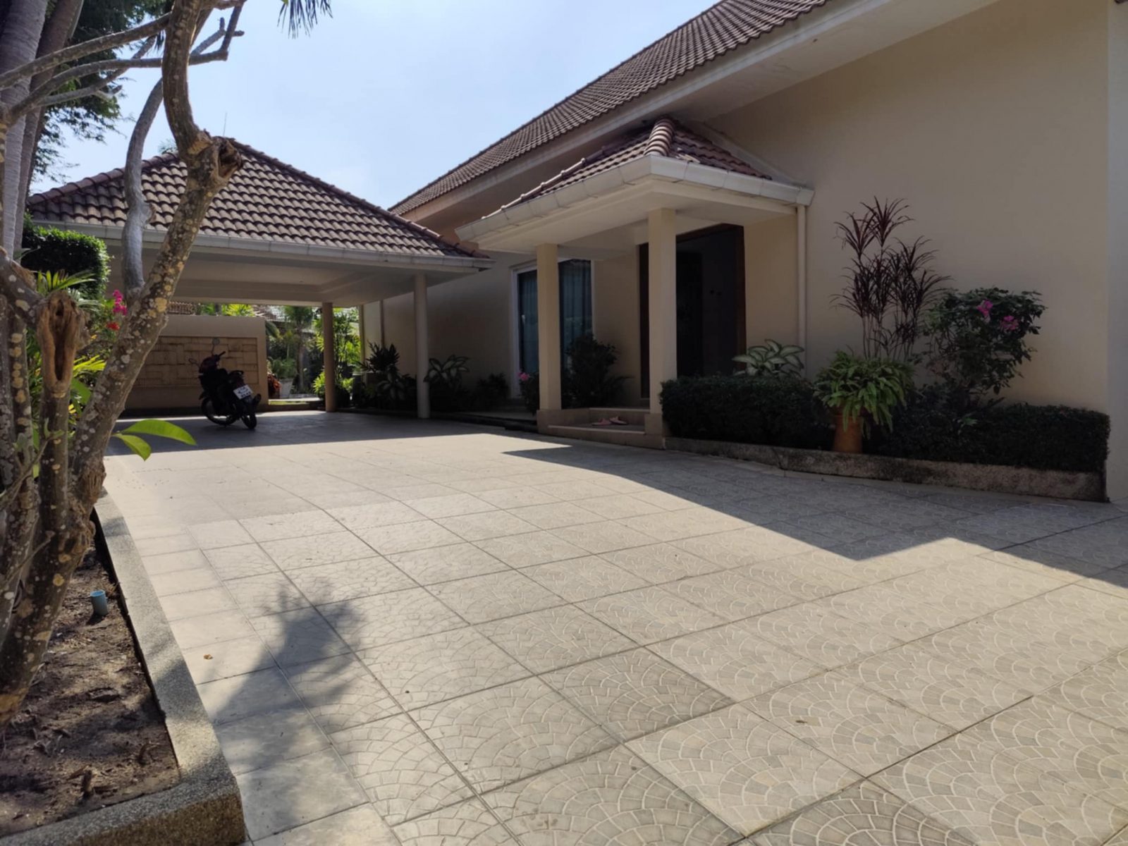 A Specious Pool Villas for Rent on Mabprachan area thumbnail