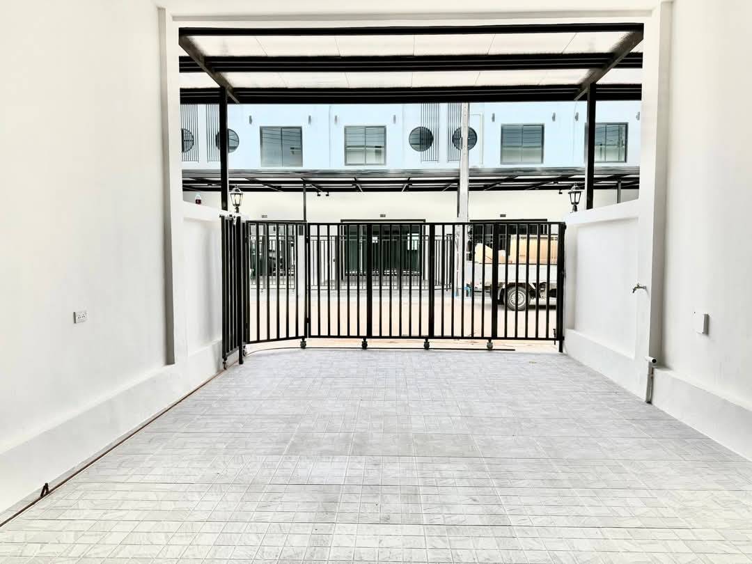 Effortless Living in a 2-Storey Townhome thumbnail