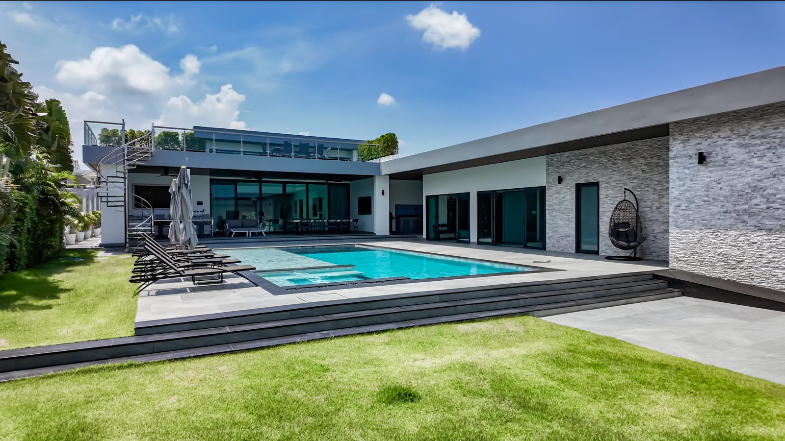 Turnkey Comfort Meets High-End Style – Siam Royal View Home thumbnail