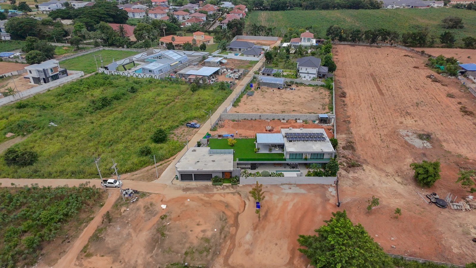 High-End Home in Mabprachan – Modern Design &amp; Poolside Living thumbnail