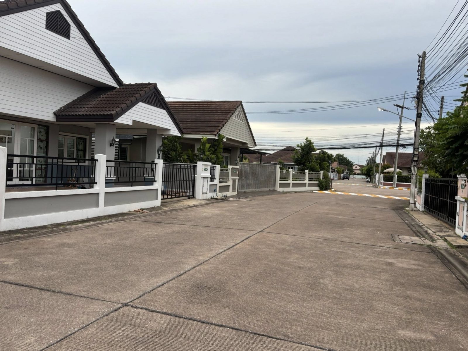 Move-In Ready Comfort – Fully Furnished Detached Home for Rent thumbnail