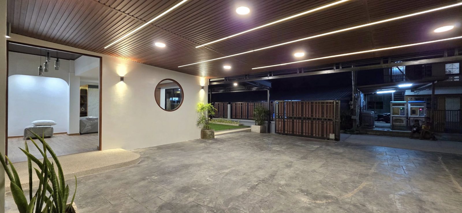 Renovated Comfort - Your Spacious Home in Town thumbnail