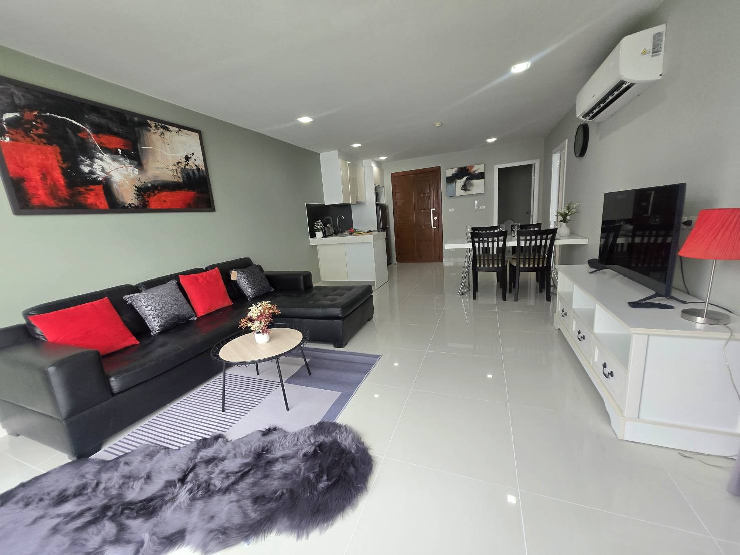 Sea Breeze &amp; City Access - Spacious Living @Club Royal, Naklua thumbnail