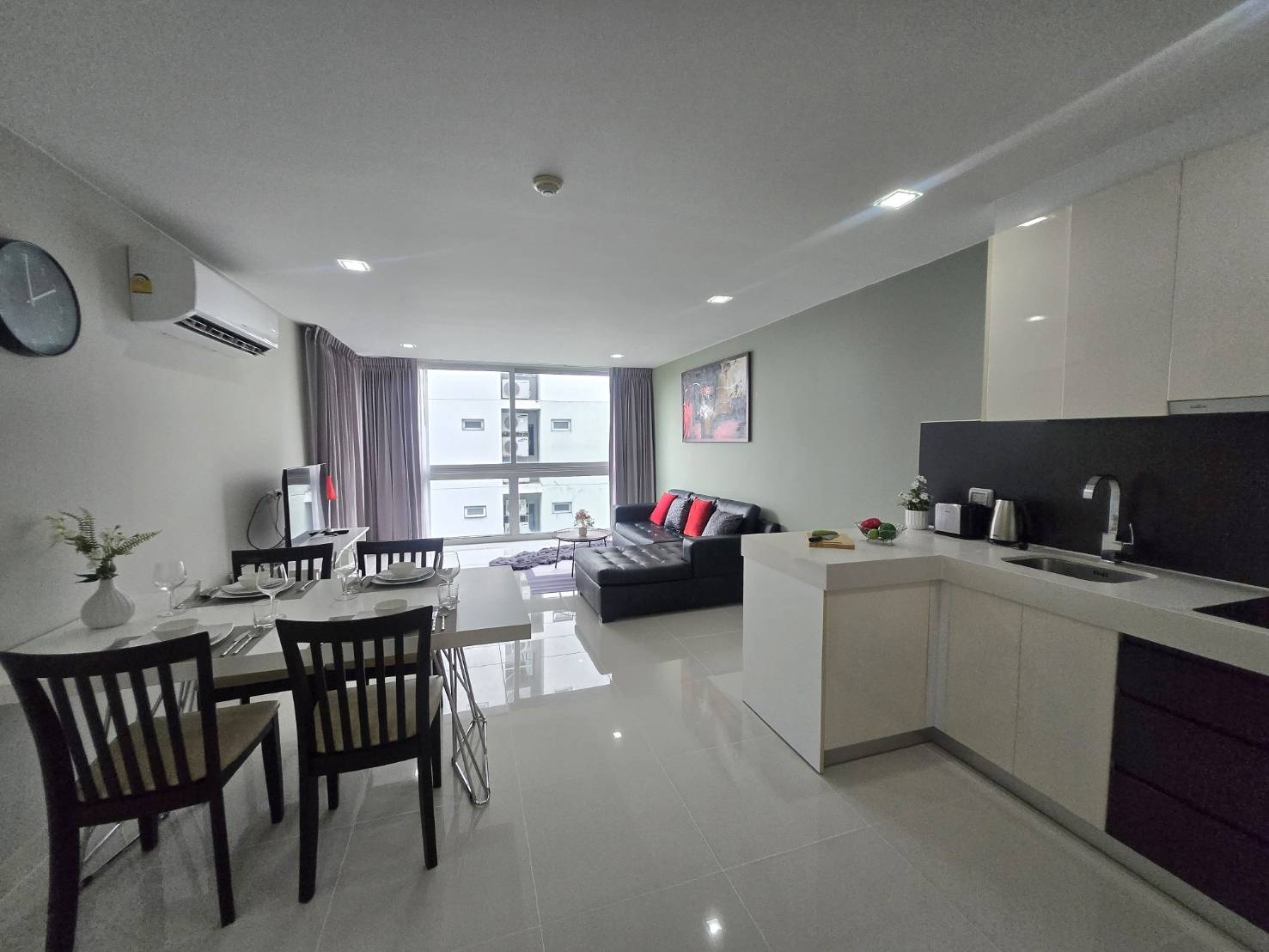 Sea Breeze &amp; City Access - Spacious Living @Club Royal, Naklua thumbnail