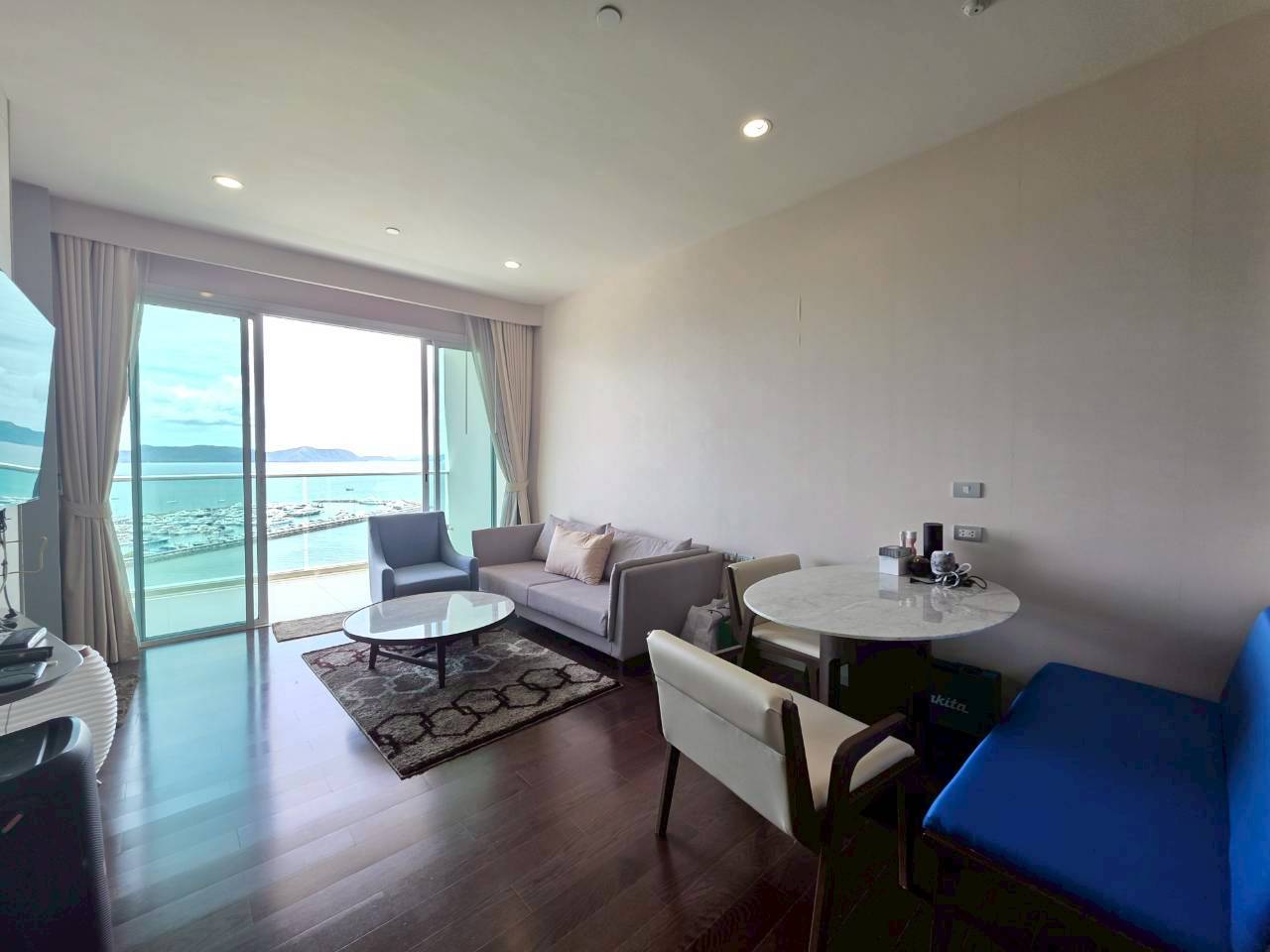 Live Above The Waves - Movenpick Pattaya, Full Seaview thumbnail