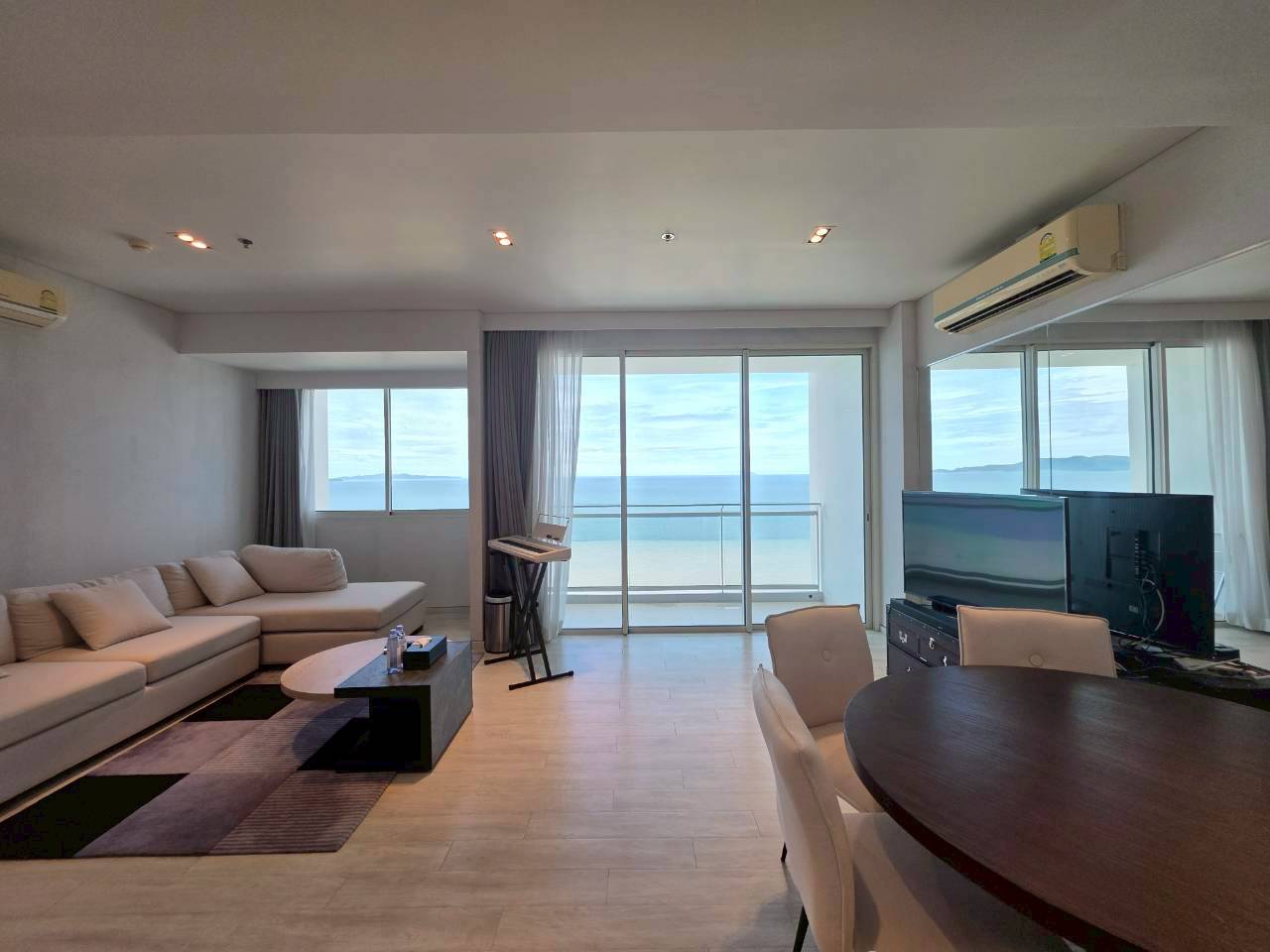 Beach View From The Highs - Veranda Residence Pattaya thumbnail