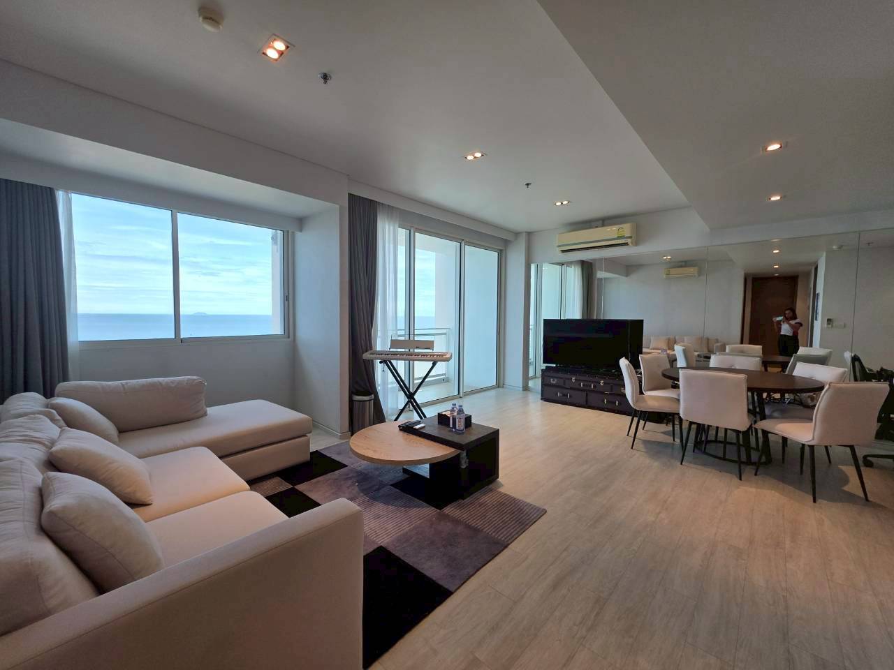 Beach View From The Highs - Veranda Residence Pattaya thumbnail