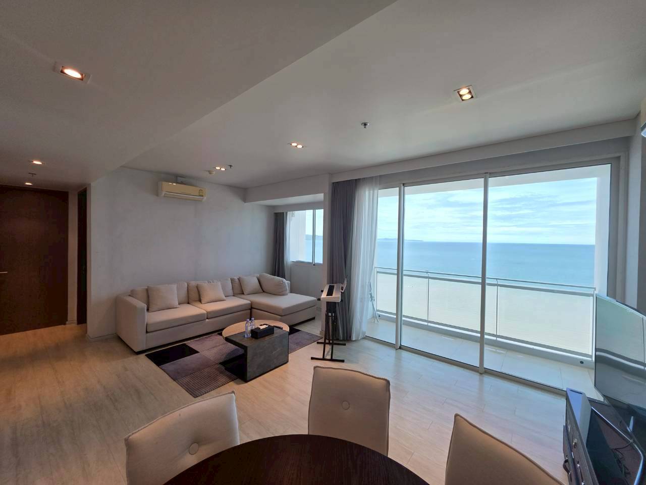 Beach View From The Highs - Veranda Residence Pattaya thumbnail