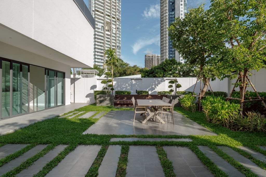 Luxury Modern Pool Villa Near Jomtien Beach thumbnail