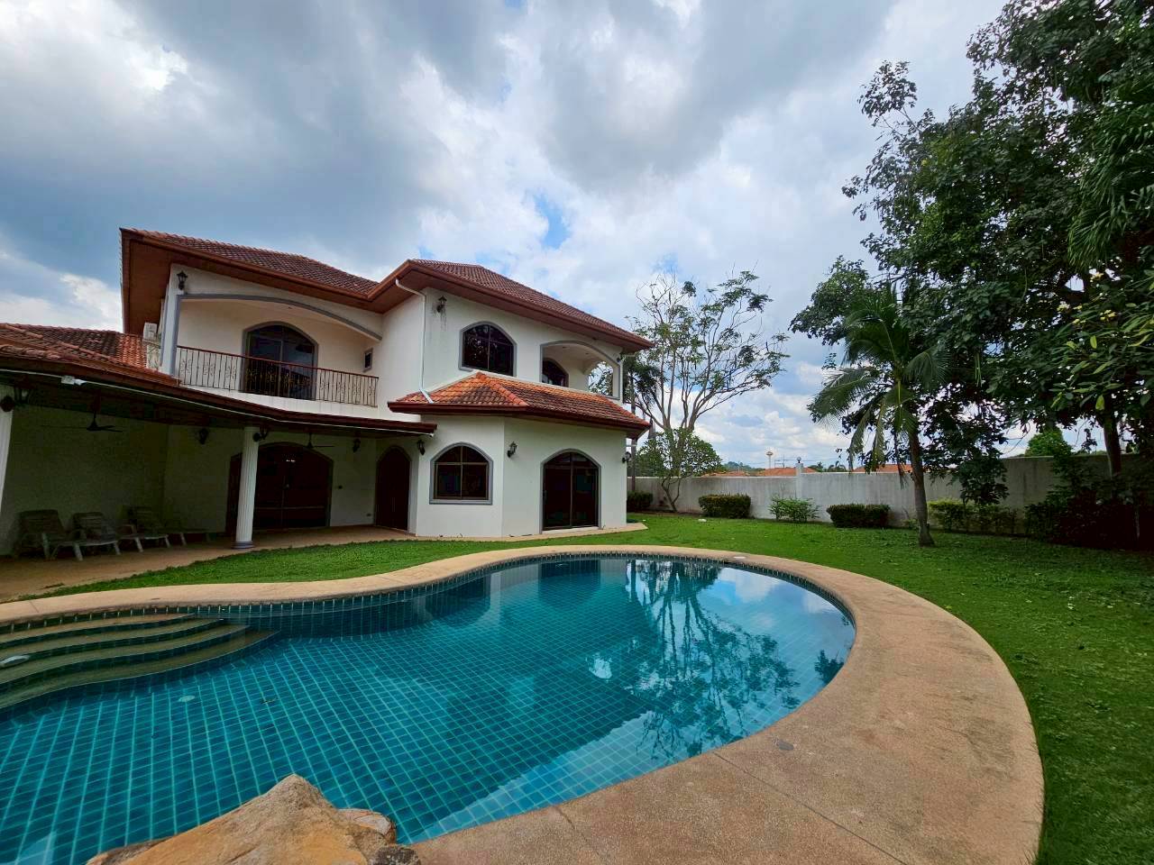 Spanish Villa For Rent - Mabprachan Lake thumbnail