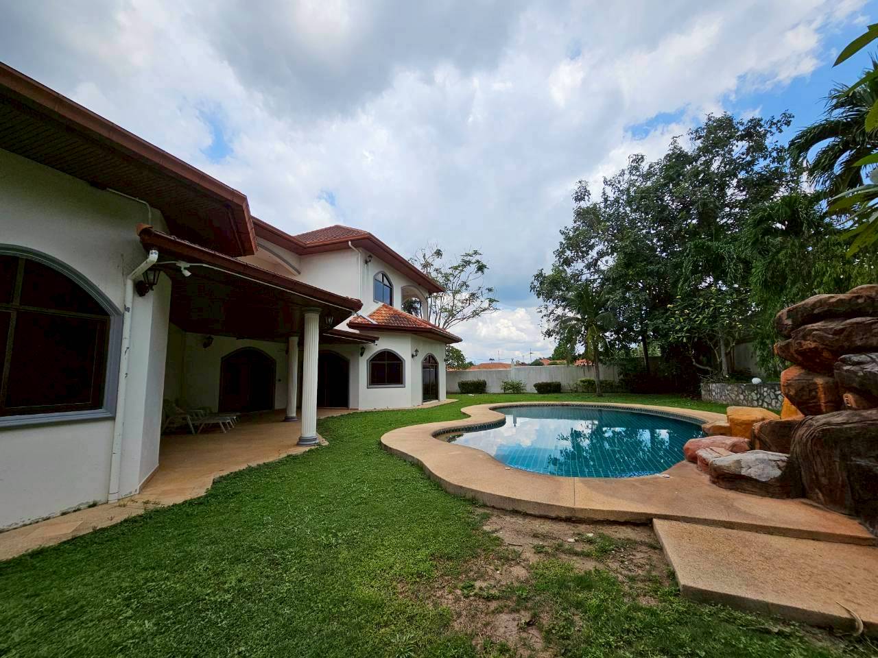 Spanish Villa For Rent - Mabprachan Lake thumbnail