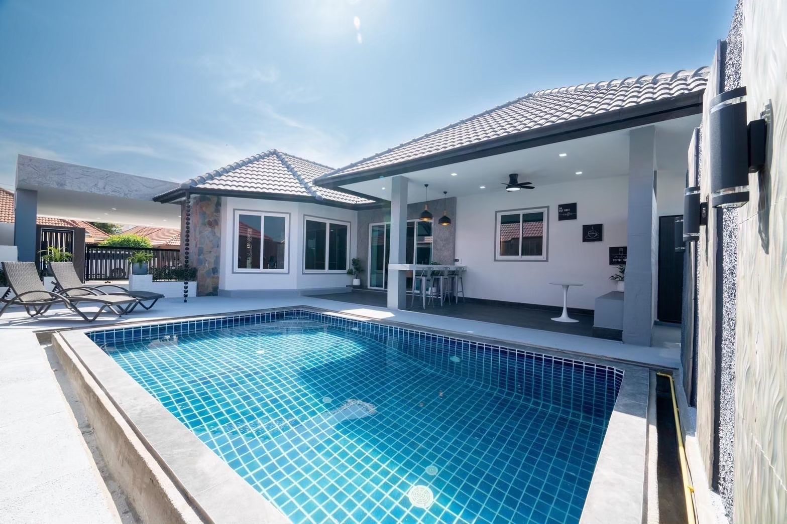 Modern 1-Storey Pool Villa - Pattaya Hill 2