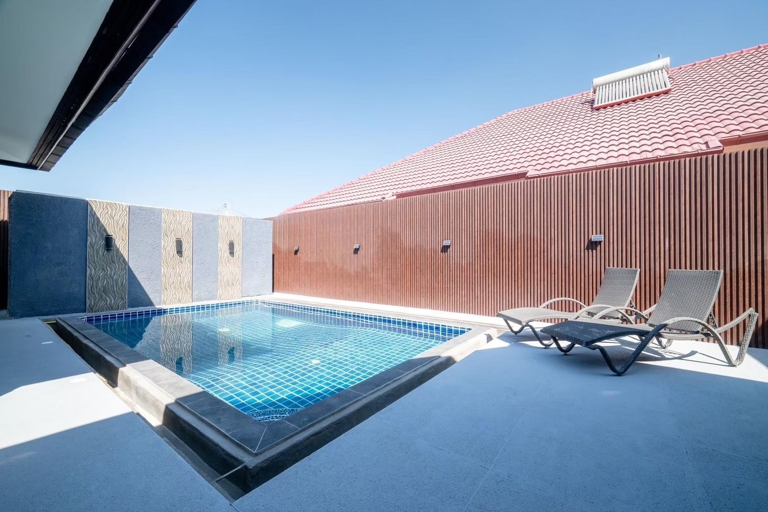 Modern 1-Storey Pool Villa - Pattaya Hill 2 thumbnail