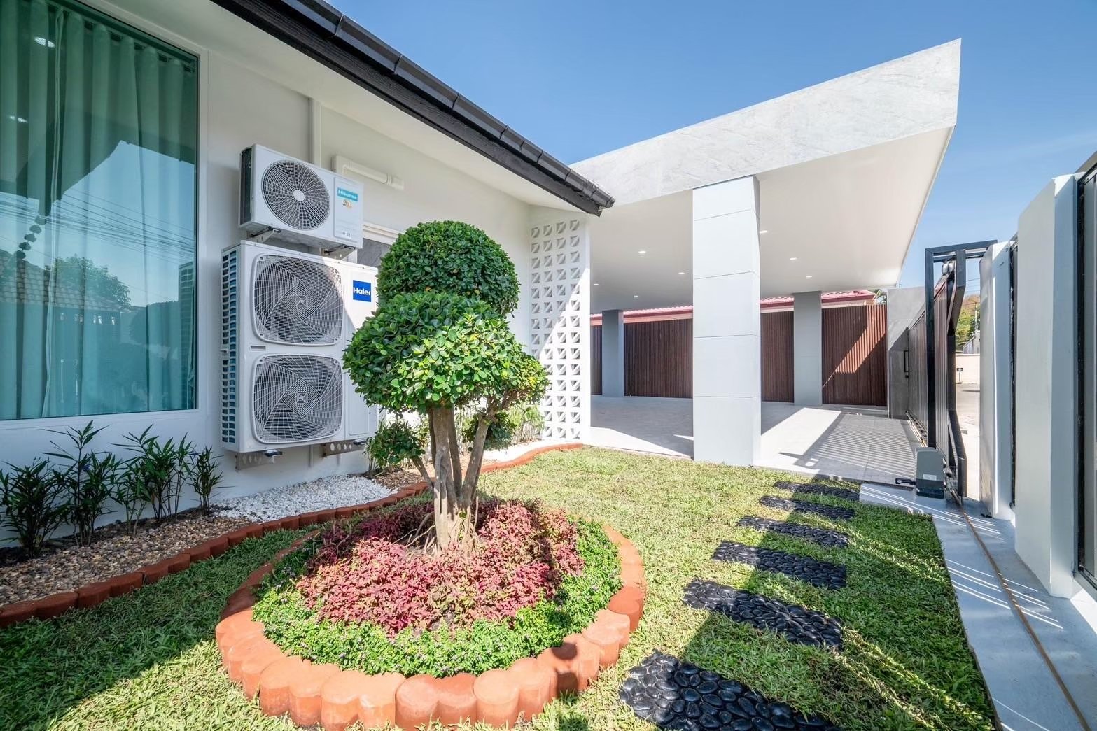 Modern 1-Storey Pool Villa - Pattaya Hill 2 thumbnail