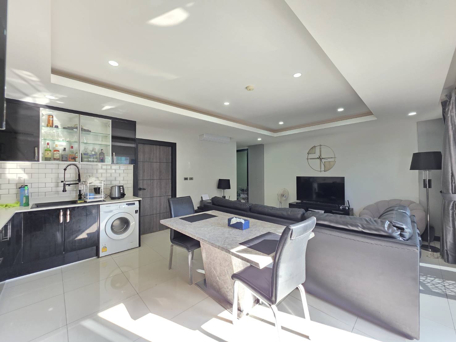 Spacious Pool View Unit - Tudor Court, Pratumnak thumbnail