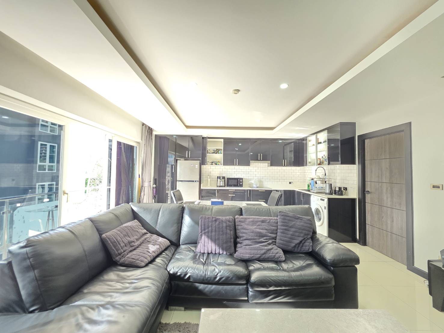 Spacious Pool View Unit - Tudor Court, Pratumnak thumbnail