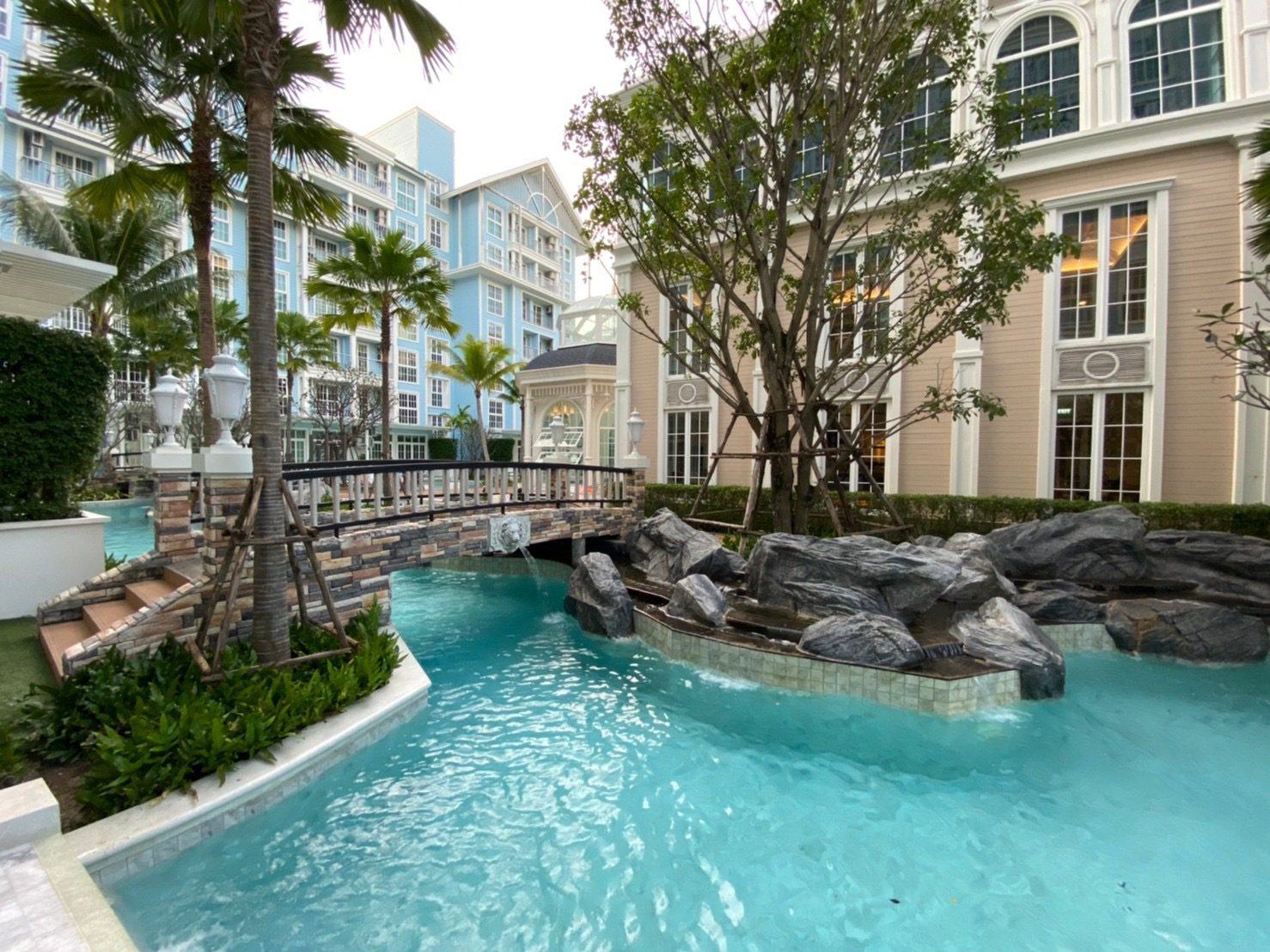 Pool Access Living - Grand Florida Beachfront Condo