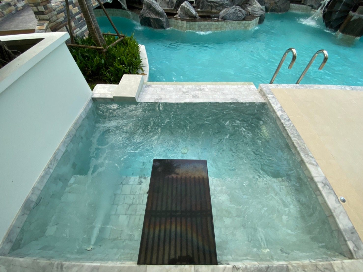 Pool Access Living - Grand Florida Beachfront Condo thumbnail