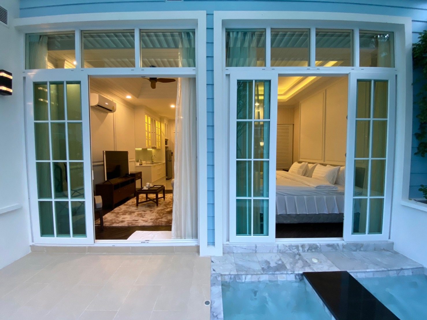 Pool Access Living - Grand Florida Beachfront Condo thumbnail