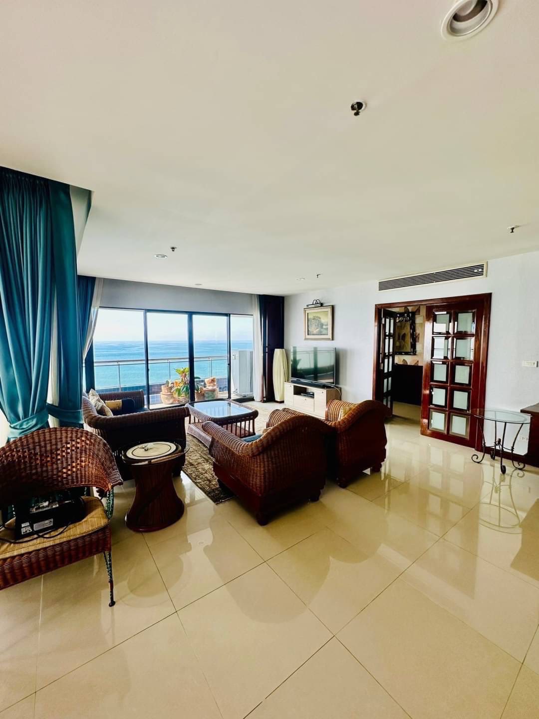 Beachfront Residence - Baan Haad Uthong, Pratamnak thumbnail