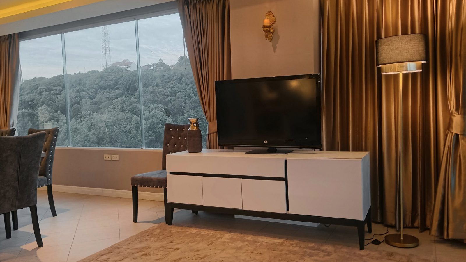 Spacious 3-Bed Corner Residence - Pratamnak Hill thumbnail