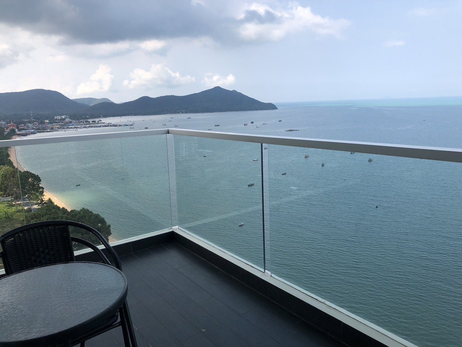 Beachfront Charm - Sea View Condo For Sale, Del Mare Bangsaray