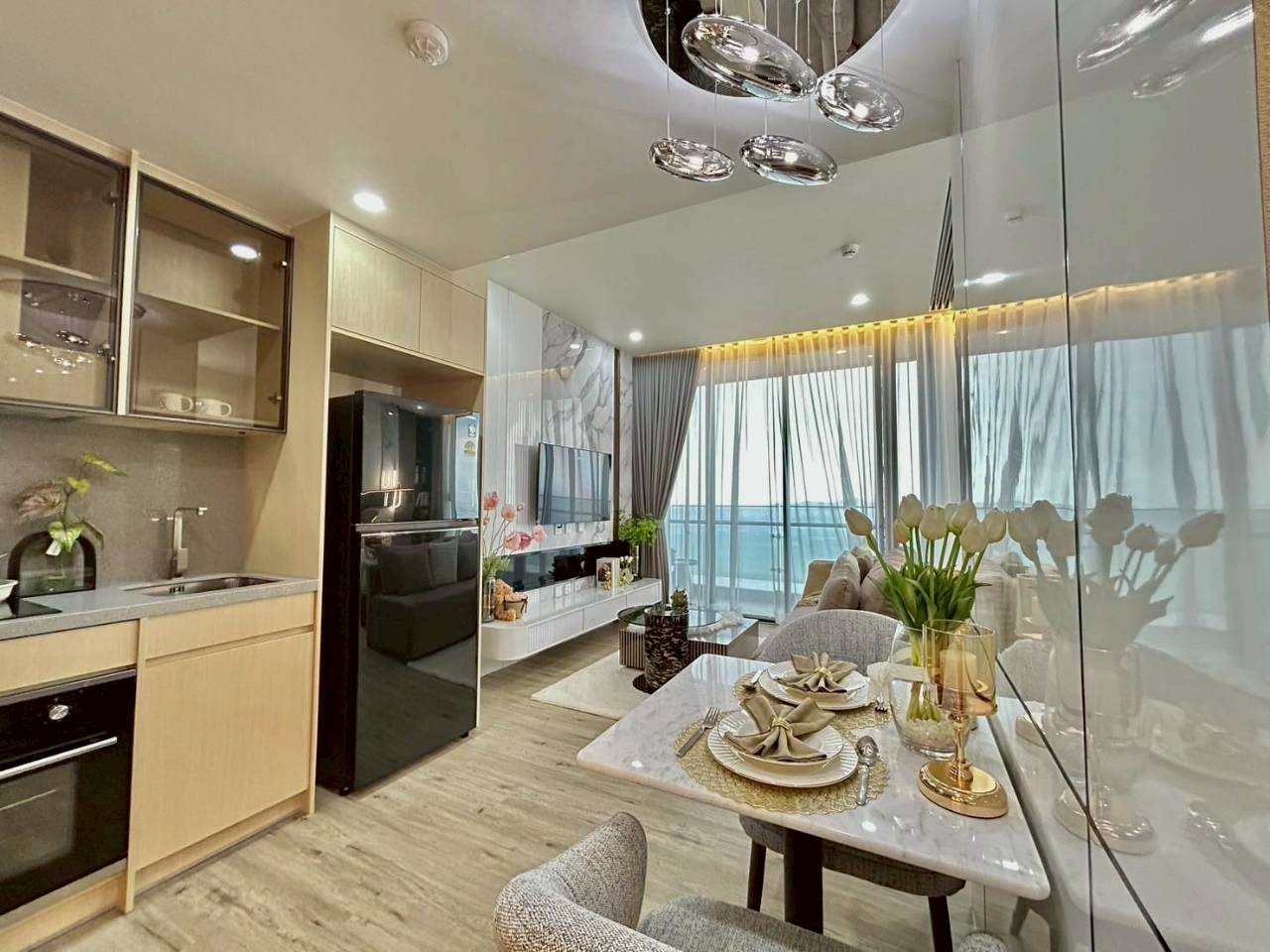 Ultra-Private High-Floor Beachfront Luxury-Arom Wongamat thumbnail