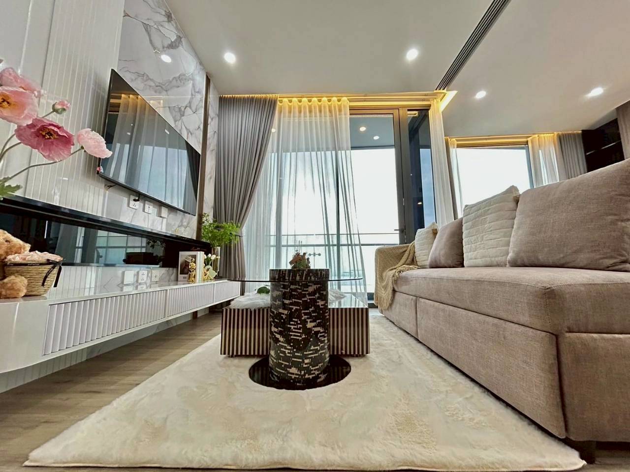 Ultra-Private High-Floor Beachfront Luxury-Arom Wongamat thumbnail