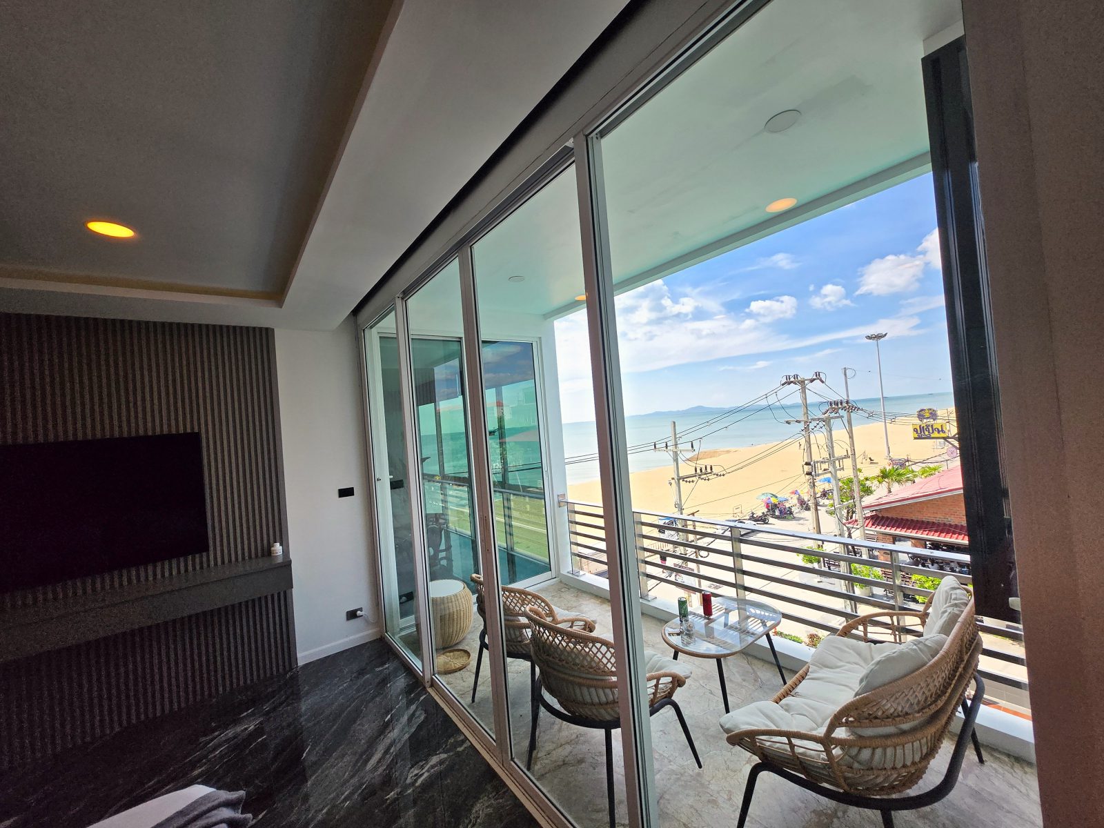 Exclusive Beachfront Smart Residence-Musselana Condominium, Jomtien Beach thumbnail