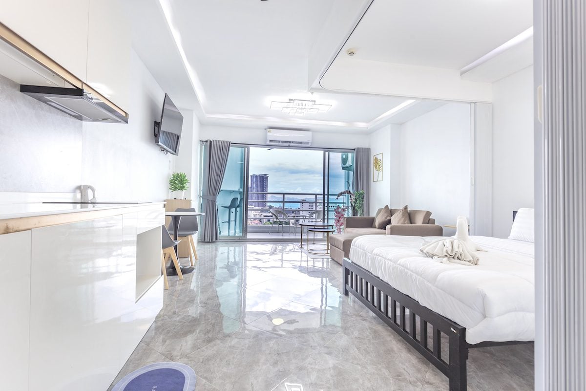 High-Floor Sea View Studio-View Talay 5D, Jomtien thumbnail