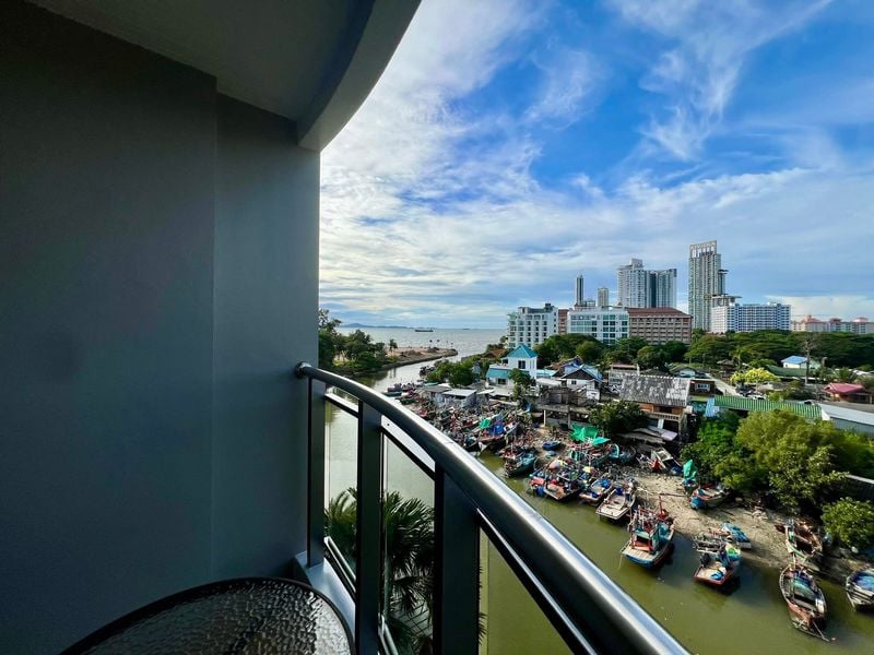 Yacht Lifestyle Condo - Whale Marina, Najomtien thumbnail