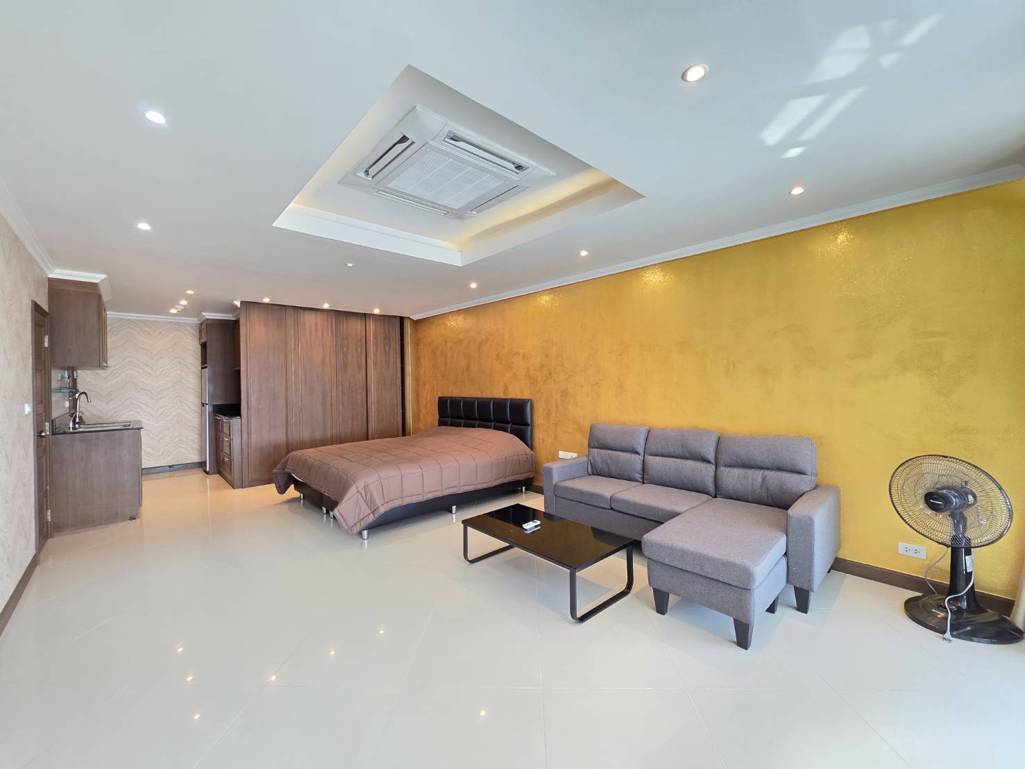 Sea View Spacious Unit at Jomtien Plaza Condotel thumbnail