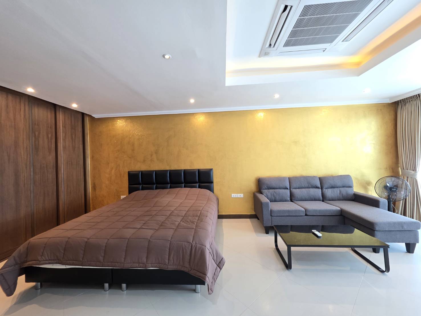 Sea View Spacious Unit at Jomtien Plaza Condotel thumbnail