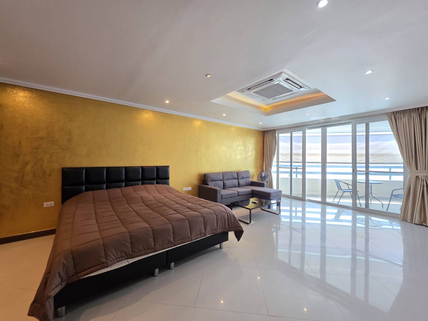 Sea View Spacious Unit at Jomtien Plaza Condotel thumbnail
